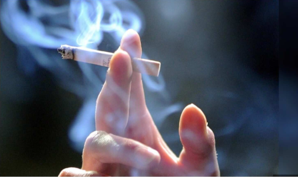 बाहर लू के थपेड़े, और अंदर धकाधक सिगरेट, अगर आप भी गर्मी में स्मोकिंग करते हैं तो सावधान हो जाइए।।