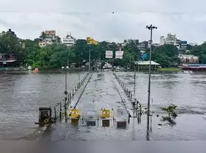 पुणे में भारी बारिश का कहर , इसके चलते स्कूल कॉलेज बंद करने पड़े, और व्यापक व्यवधान पैदा हुआ है। भारतीय मौसम विभाग ने पूर्व अनुमान लगाते हुए रेड अल्ट जारी किया है,जिला कलेक्टर सुहास दिवसे ने कई इलाकों में स्कूल कॉलेज बंद करने के आदेश दिए हैं।