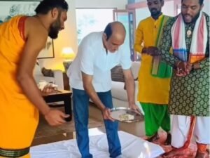 अक्षय खन्ना फिल्म धुरंधर में रहमान डकैत के किरदार में, 600 करोड़ की सफलता के बाद अलीबाग के घर में वास्तु हवन करते हुए