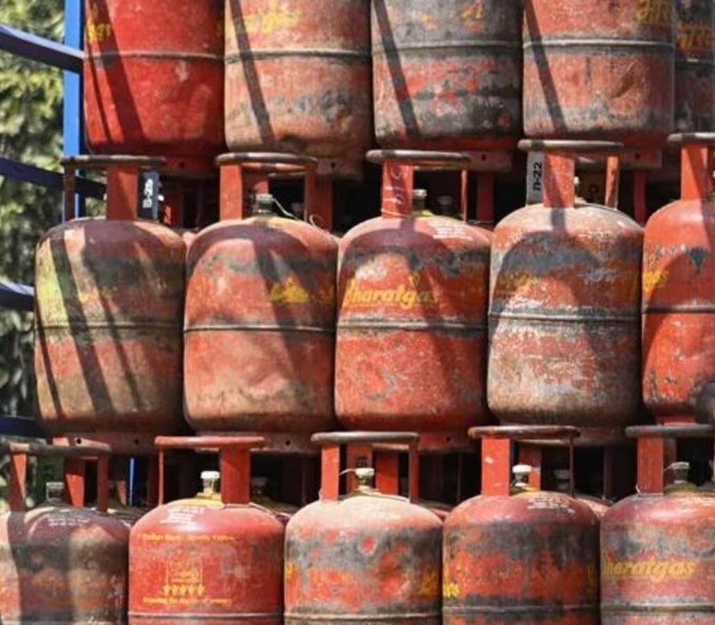 Ghaziabad News Gas-sankat और कालाबाजारी पर प्रशासन सख्त FIR की चेतावनी